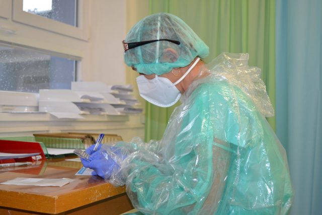 Pravidelné testování budou muset podstoupit všichni neočkovaní zaměstnanci v lůžkové péči,  kteří přicházejí do kontaktu s pacienty | foto: Nemocnice Agel Valašské Meziříčí