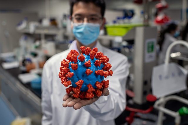 Model koronaviru v pekingské laboratoři | foto: Fotobanka Profimedia