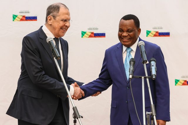 Ruský ministr zahraničí Sergej Lavrov a ministr zahraničí Konžské republiky Jean-Claude Gakosso | foto: Fotobanka Profimedia