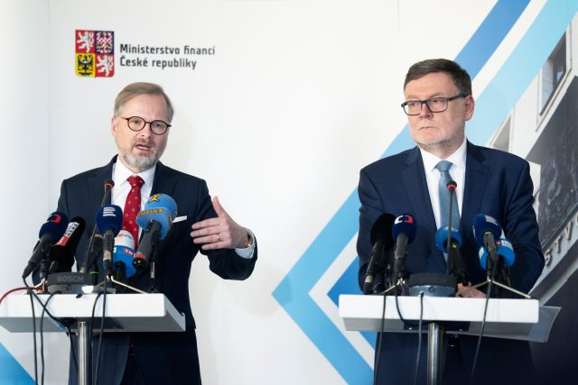 Předseda vlády Petr Fiala a ministr financí Zbyněk Stanjura | foto: Fotobanka Profimedia