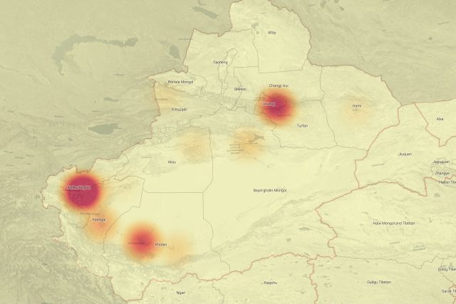Tepelná mapa ukazuje rozložení a velikost 28 táborů v provincii Sin-ťian. Čím větší je kombinovaná velikost zařízení v oblasti,  tím tmavší je zobr na mapě. Nejvíce zadržených osob se podle této mapy nachází v okolí města Kashgar | foto: Australian Strategic Policy Institute