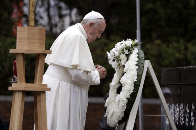 Papež František během návštěvy Japonska | foto: Gregorio Borgia,  ČTK/AP