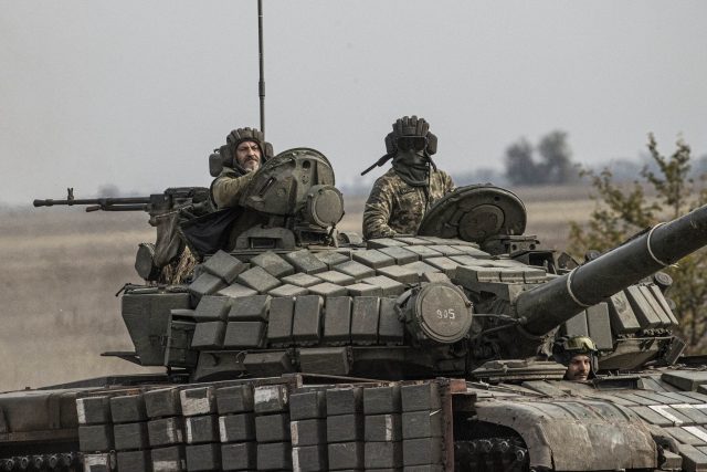 Ukrajinský tank na cestě směrem k frontě u Chersonu  (9. listopad 2022) | foto: Metin Aktas,  Anadolu Agency/Profimedia