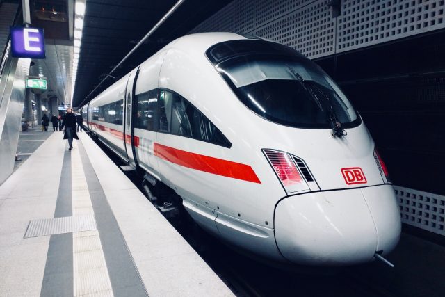Například německé dráhy Deutsche Bahn dálkovou noční dopravu zastavily v roce 2016 a Francie do roku 2019 snížila počet vypravených lůžkových vlaků o 60 procent | foto: Unsplash,  CC0 1.0