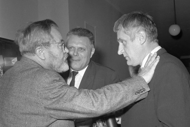 Jan Werich  (vlevo) a režisér Evald Schorm  (vpravo) na filmovém festivalu Finále 1968 v Plzni | foto: Jiří Vlach,  ČTK