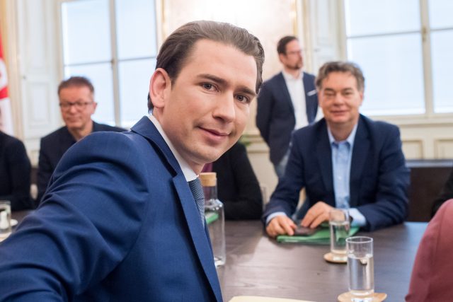 Šéf rakouských lidovců Sebastian Kurz  (vlevo). V pozadí sedí budoucí vicekancléř a šéf Zelených Werner Kogler | foto: Fotobanka Profimedia