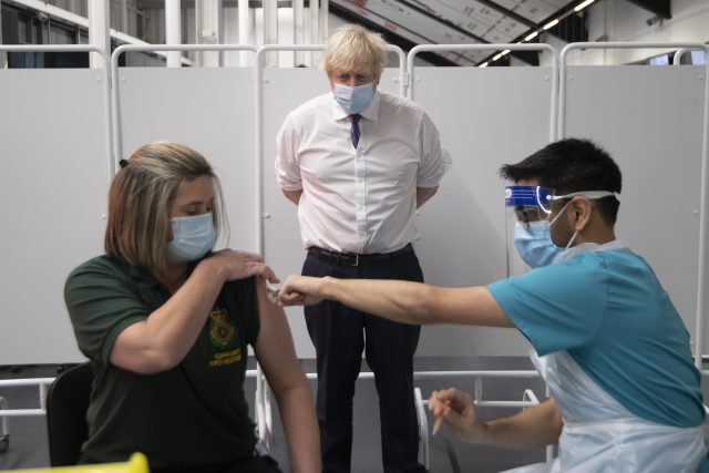 Britský premiér Boris Johnson osobně dohlíží na očkování na stadionu Ashton Gate v anglickém Bristolu | foto:  Eddie Mulholland,  ČTK/AP