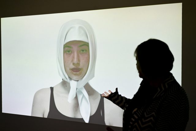 Alena Foustková,  malířka,  umělkyně,  výstava Ženy si musí zakrýt hlavu,  protože nejsou obrazem božím | foto: Fotobanka Profimedia