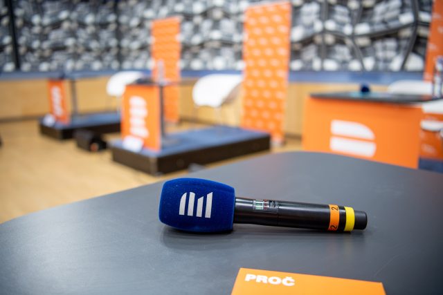 debata Plusu - mikrofon je připraven | foto: Khalil Baalbaki,  Český rozhlas