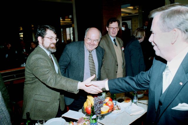 Prezident Václav Havel se zdraví v pražské kavárně Slavia s redaktorem Svobodné Evropy Jolyonem Naegelem  (17. listopad 1999) | foto: Michal Doležal,  ČTK