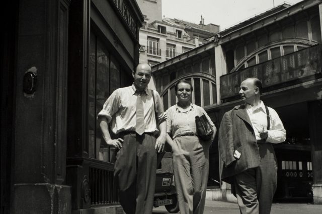 Toyen se spisovatelem Jindřichem Heislerem  (vlevo) a architektem Frederickem Kieslerem v Paříži v roce 1947 | foto: Fotobanka Profimedia
