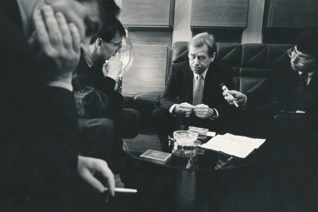 Jolyon Naegele při rozhovoru s Václavem Havlem v roce 1990 | foto: Post Bellum
