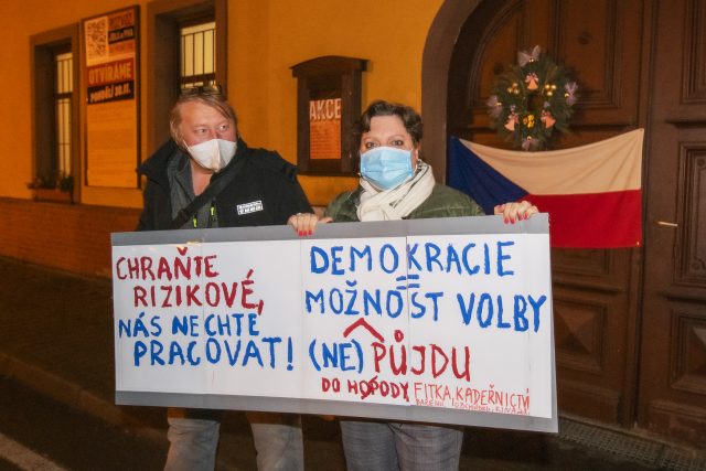 Protest proti vládnímu omezení provozní doby kvůli epidemii koronaviru | foto: Miroslav Chaloupka,  ČTK