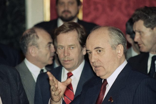 Československý prezident Václav Havel a sovětský prezident Michail Gorbačov | foto:  Boris Yurchenko,  ČTK / AP