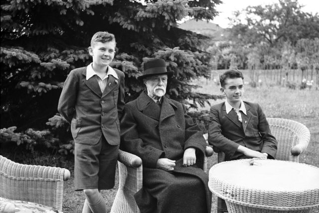 Prezident Tomáš Garrigue Masaryk se svými vnoučaty Herbertem  (vlevo) a Leonardem Revilliodovými  (synové dcery Olgy) v Lánech v zahradě v roce 1937 | foto: Fotobanka Profimedia