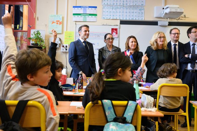 Francouzský prezident Emmanuel Macron na návštěvě školy v Paříži | foto: Fotobanka Profimedia