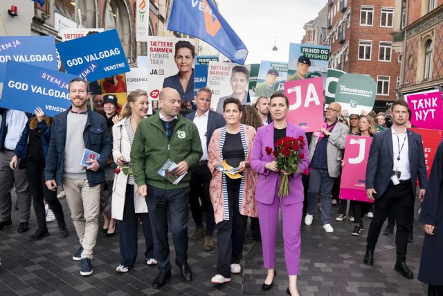 Dánská premiérka a šéfka dánské sociální demokracie Mette Frederiksenová  (vepředu s květinami) | foto: Liselotte Sabroe,  ČTK/AP