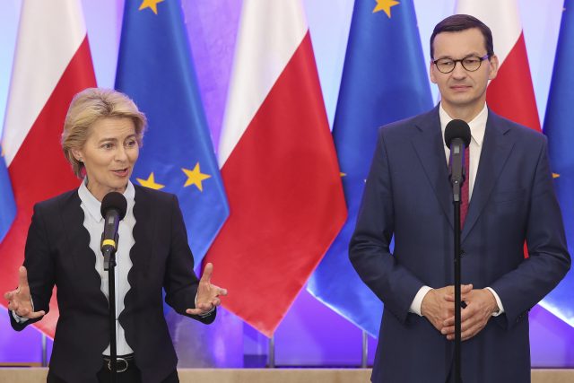 Předsedkyně Evropské komise Ursula von der Leyenová a polský premiér Mateusz Morawiecki  | foto: Czarek Sokolowski,  ČTK/AP