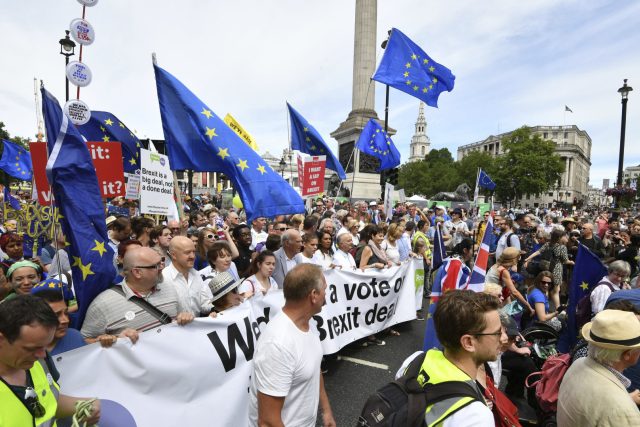 V Londýně proběhla mohutná demonstrace proti brexitu | foto: John Stillwell,  ČTK/AP