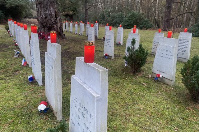 S tradicí svíček na hrobech padkých vojáků začali krajané před čtyřmi lety. Svíčky na britských hřbitovech jsou vzácné,  shodují se | foto: Jaromír Marek,  Český rozhlas