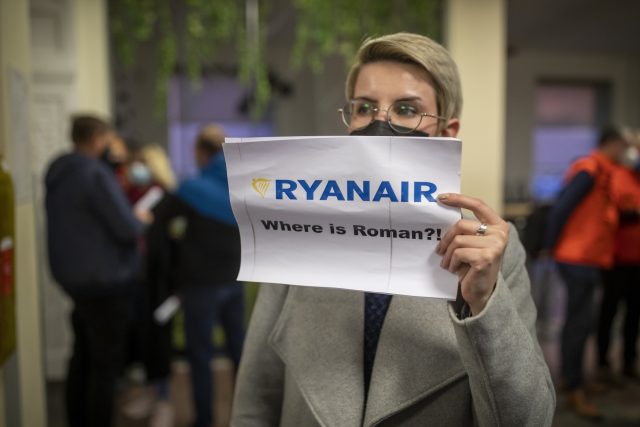 Žena na letišti v litevském Vilniusu s nápisem „Kde je Roman?!“ | foto: Mindaugas Kulbis,  ČTK/AP