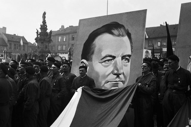 Milicionáři s obřím portrétem Klementa Gottwalda přicházejí na prvomájovou oslavu v Kladně | foto: Čestmír Jírů,  ČTK