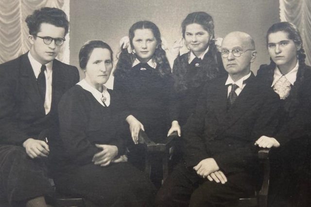 Rodina Drahoslavy Rút Nývltové v Trmicích u Ústí nad Labem v roce 1948  (už i s bratrem,  který se účastnil bojů o osvobození ČSR) | foto: Post Bellum