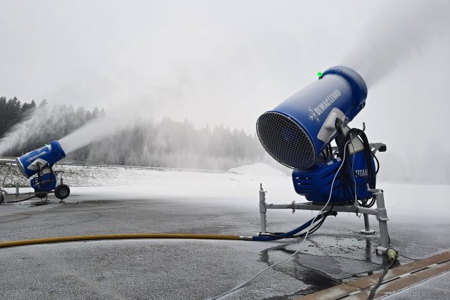 Skiareály začínají být závislé na technickém sněhu,  prodlužování sezóny ale může škodit přírodě | foto: Patrik Salát,  Český rozhlas