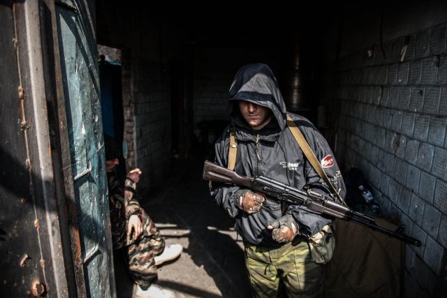 Ozbrojený separatista v ruinách doněckého letiště  (Ukrajina,  2015) | foto: Profimedia