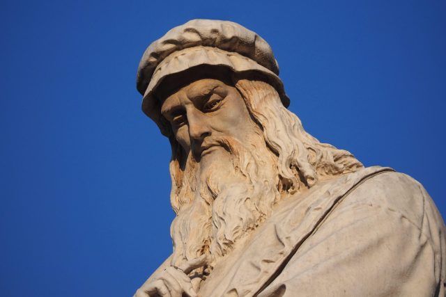 Socha Leonarda da Vinci na Piazza della Scala v Miláně | foto: Fotobanka Profimedia