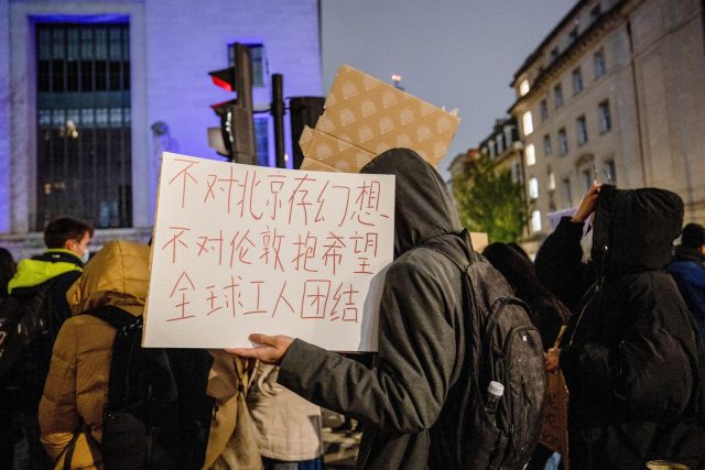 Čínský student protestuje proti covidovým restrikcím před čínskou ambasádou v Londýně | foto: Fotobanka Profimedia