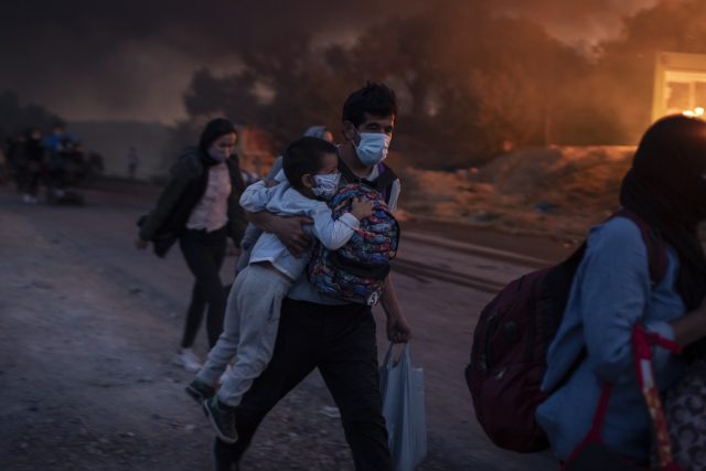 Na řeckém ostrově Lesbos shořel utečenecký tábor Moria | foto: Petros Giannakouris,  ČTK/AP