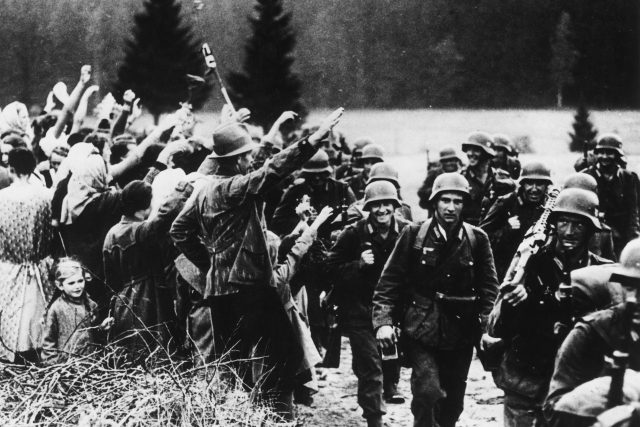 Obsazování Sudet po Mnichovské dohodě 1938. Sudetští Němci zdraví vojáky nacistickým pozdravem | foto: Fotobanka Profimedia