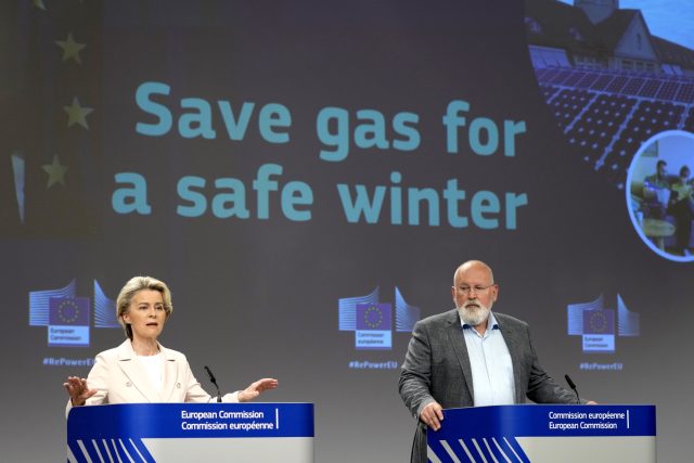 Předsedkyně Evropské komise Ursula von der Leyenová  (vlevo) a evropský komisař Frans Timmermans | foto: Virginia Mayo,  ČTK/AP