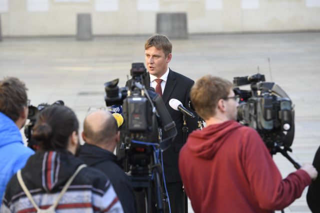 Kandidát ČSSD na ministra zahraničí Tomáš Petříček hovoří s novináři na Pražském hradě | foto: Michal Krumphanzl,  ČTK