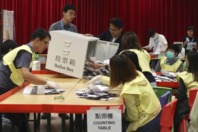 Střety v ulicích,  při nichž se těžko dají počítat stoupenci jedné či druhé strany,  nyní v Hongkongu přerušily místní volby. | foto:  Ng Han Guan,  ČTK/AP