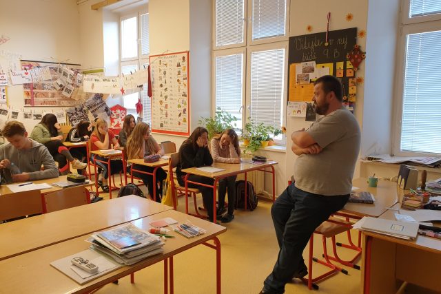 Žáci v Pečkách netradiční hodiny dějepisu uvítali | foto: Michal Trnka