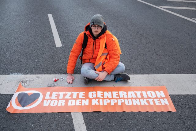Klimatičtí aktivisté se lepí na silnici v Berlíně | foto: Fotobanka Profimedia