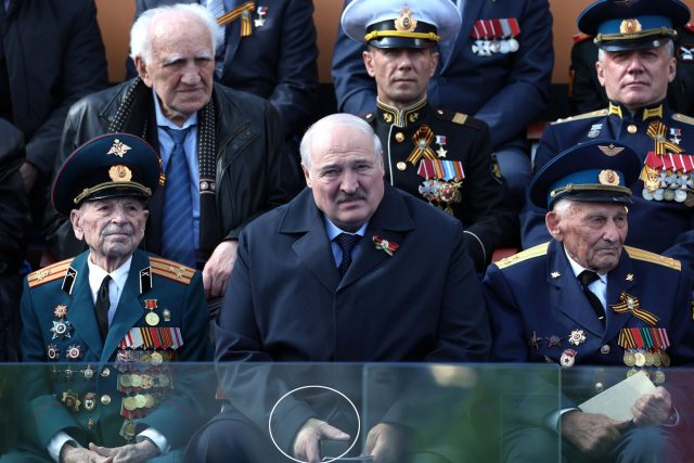 Běloruský prezident Alexandr Lukašenko na moskevských oslavách Dne vítězství s obvazem na ruce | foto: Fotobanka Profimedia