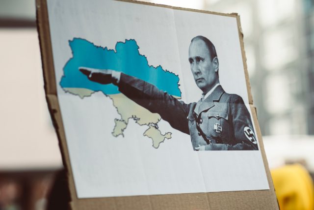 Karikatura Vladimira Putina na demonstraci proti invazi Ruska na Ukrajinu v německém Norimberku | foto: Markus Spiske,  Fotobanka Unsplash,  Licence Unsplash