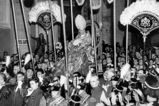 Papež Pius XII. v roce 1950 | foto: Fotobanka Profimedia
