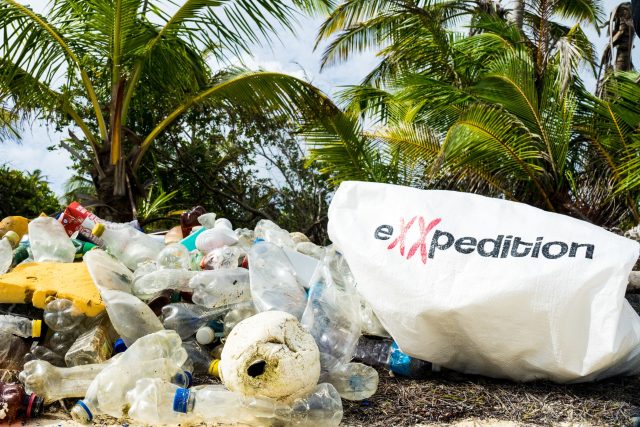 Projekt eXXpedition monitoruje množství plastů ve světových oceánech. „Budujeme takovou armádu lidí,  kteří chtějí něco změnit a vrátit se domů s tím,  že problém plastového znečištění viděli na vlastní oči, &quot; vysvětluje zakladatelka projektu | foto: Projekt eXXpedition