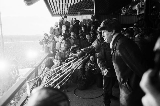 Miloš Zeman na tribuně na Letné,  25. listopadu 1989 | foto: Libor Hajský,  ČTK
