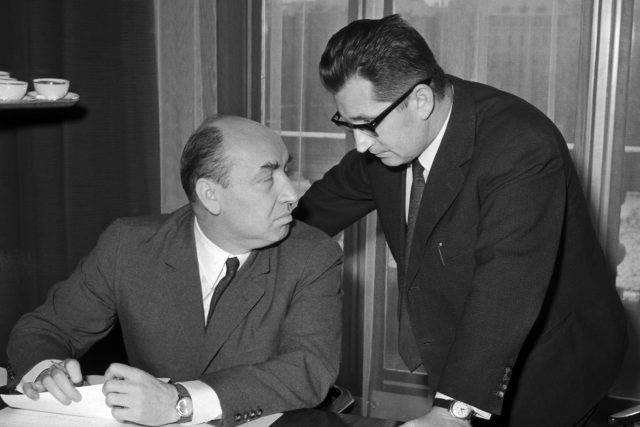 Poslední zasedání vlády,  řízené předsedou Oldřichem Černíkem  (vlevo),  se konalo 28. prosince 1968 v budově předsednictva vlády. Vpravo místopředseda vlády Lubomír Štrougal | foto: Jiří Karas,  ČTK