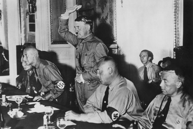 Zleva Hermann Göring,  Wilhelm Frick,  Adolf Hitler,  Gregor Strasser,  vzadu sedí Joseph Goebbels | foto: Fotobanka Profimedia