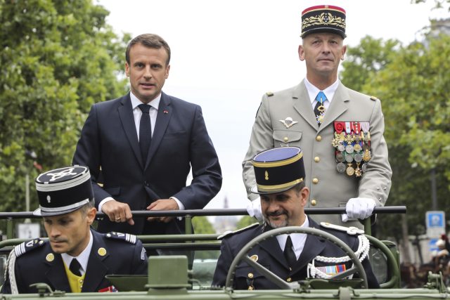 Přehlídku samotnou francouzský prezident Emmanuel Macron předznamenal heslem „Jednat společně“. Právě to pak v ten slavnostní den označil ve věcech obrany za prioritu | foto:  Ludovic Marin,  ČTK/AP