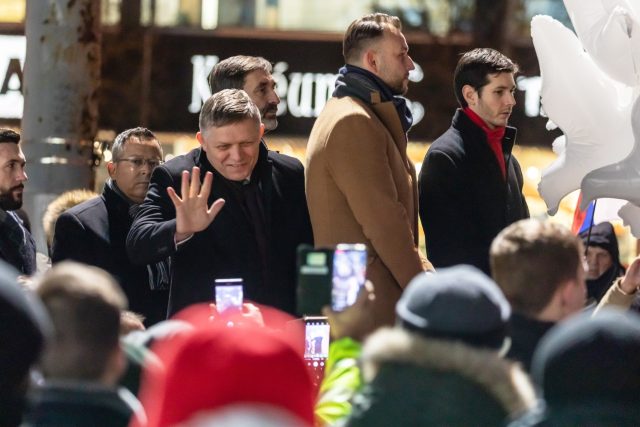 Robert Fico na protivládní demonstraci před prezidentským palácem v Bratislavě | foto: Fotobanka Profimedia