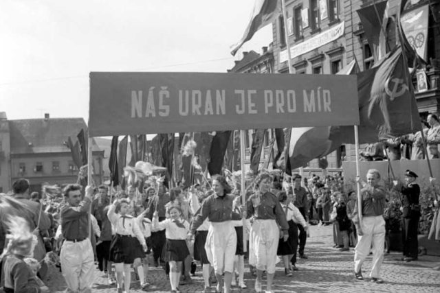 Oslavy Svátku práce,  který si komunistická strana přivlastnila,  patřily k režimním rituálům | foto: Post Bellum