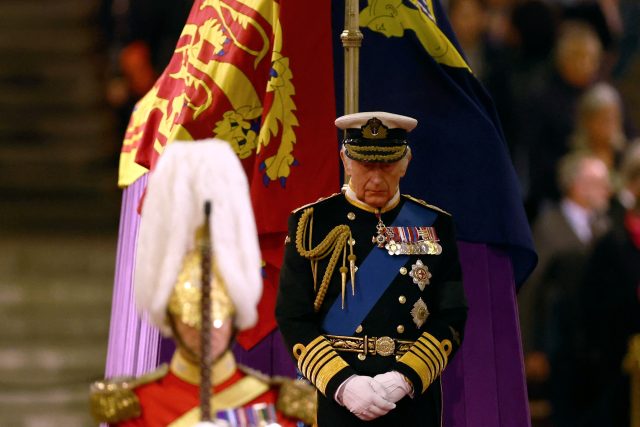 Král Karel III. drží čestnou stráž u rakve Alžběty II. | foto: Fotobanka Profimedia