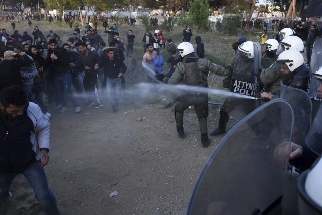 Mezi migranty a řeckou policií v severním Řecku vypukly střety | foto: Giannis Papanikos,  ČTK/AP
